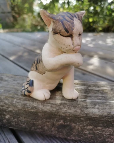 Katzenminiatur aus Keramik