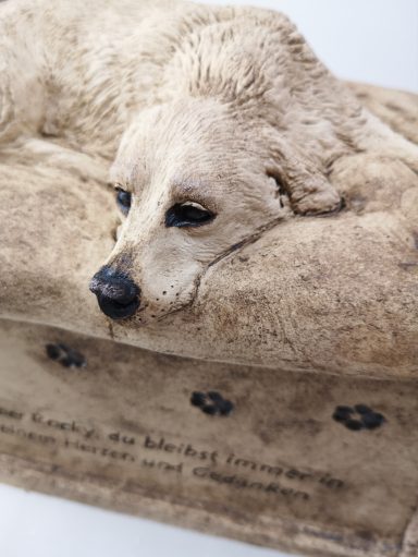 Retriever auf seiner Kissenurne